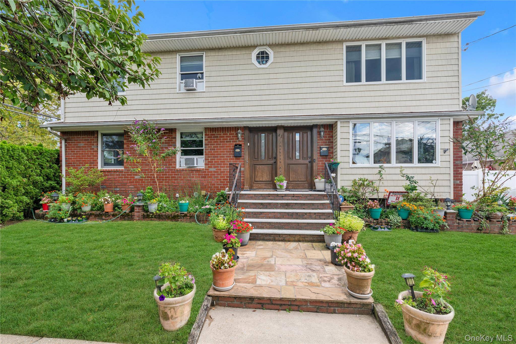 A 2 family in Mineola investment opportunity !