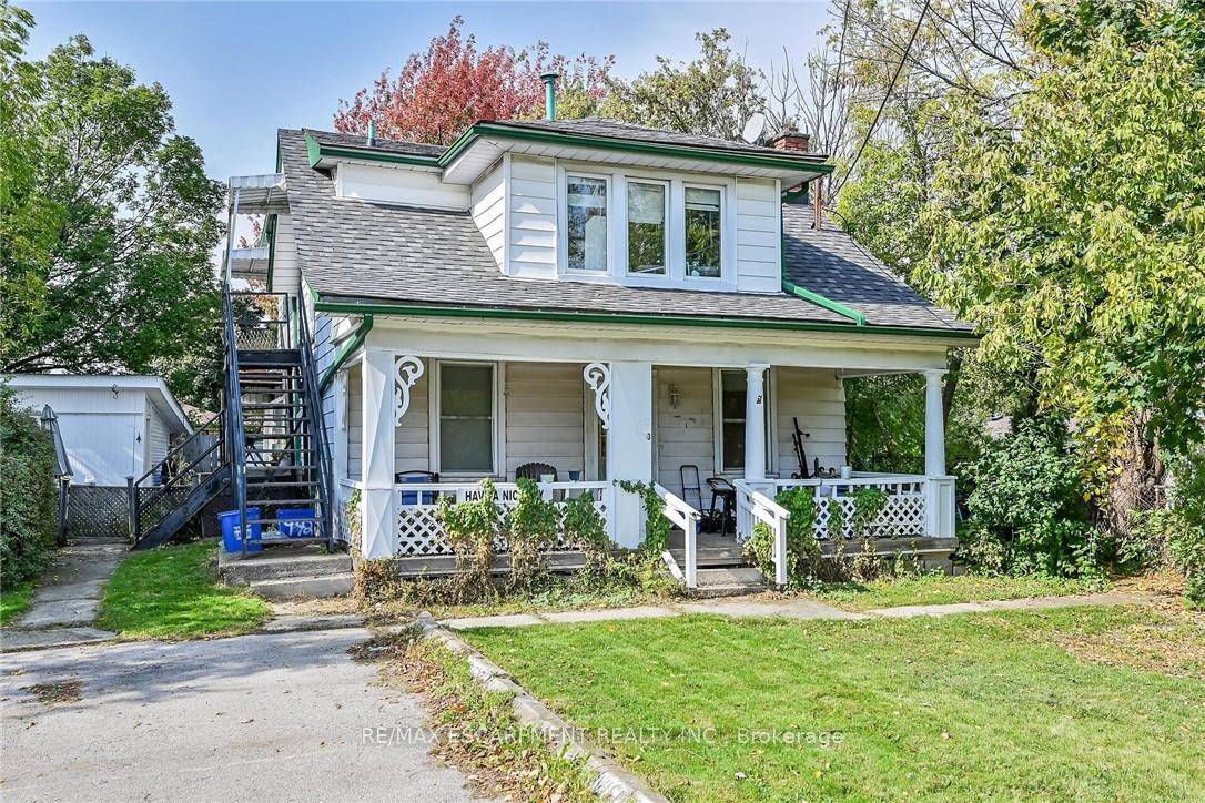 Rare legal triplex perfectly situated in a prime Hamilton Mountain location !