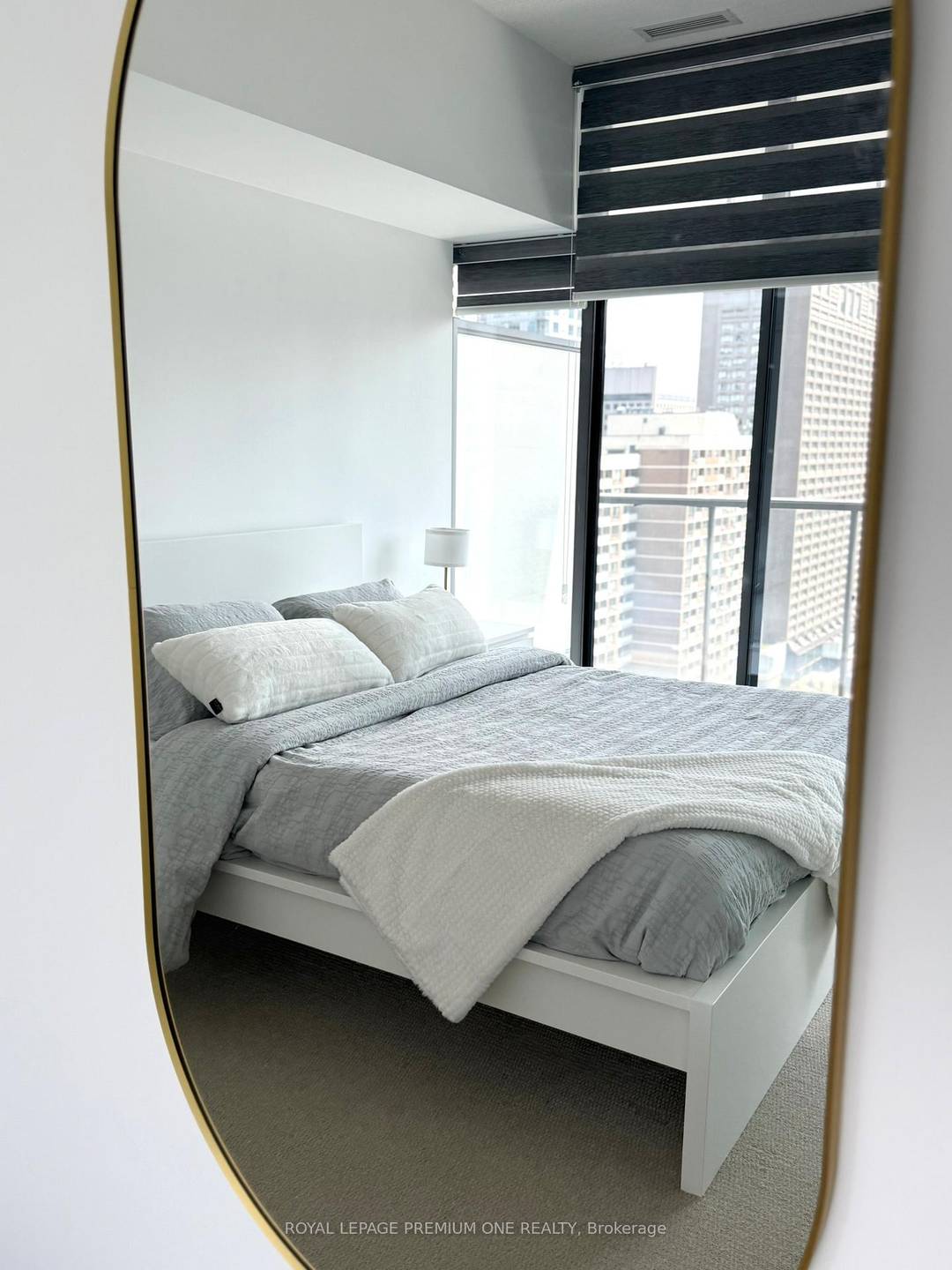 Welcome to Casa at 33 Charles Street East, Unit 1908 your stylish city retreat in the heart of Toronto !