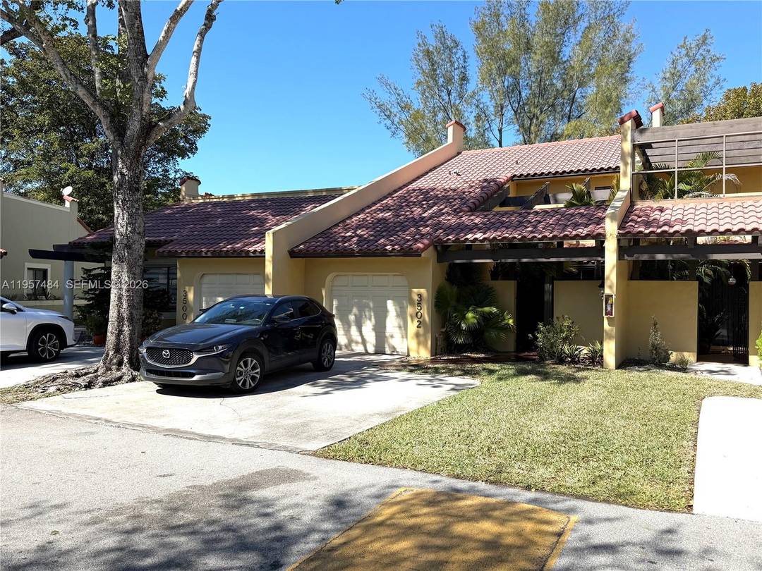 IMPECCABLE AND FULLY REMODELED 2 STORY TOWNHOUSE IN DESIRABLE COSTA DEL SOL.