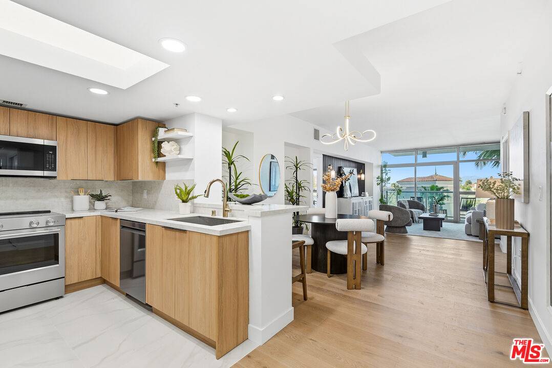 13700   Marina Pointe Dr 2BR Marina Del Rey La