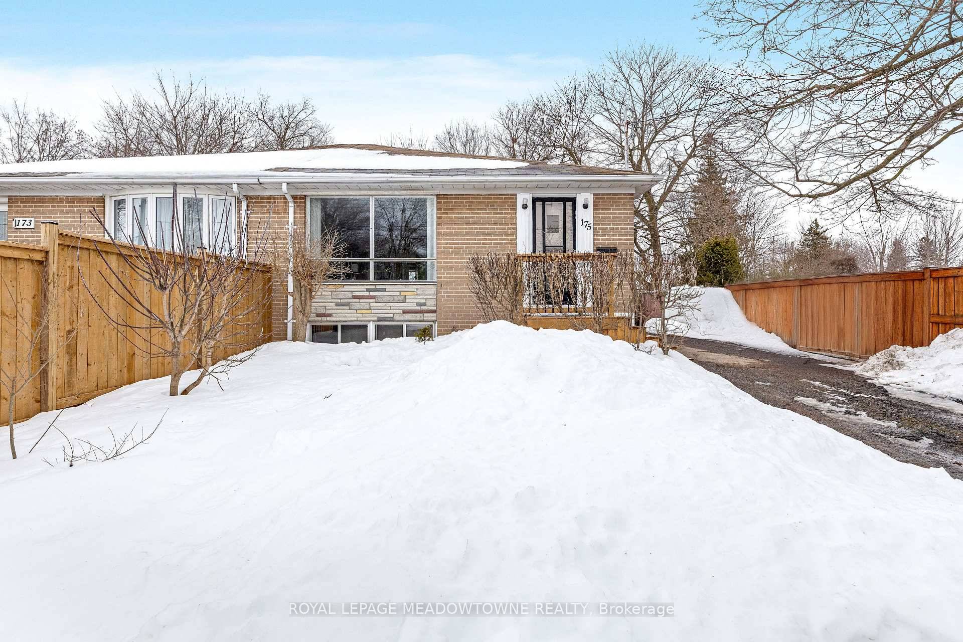 Opportunity knocks ! This charming bungalow is the perfect chance to step into homeownership, offering low utility costs thanks to optimal sun exposure in winter for natural warmth and mature ...