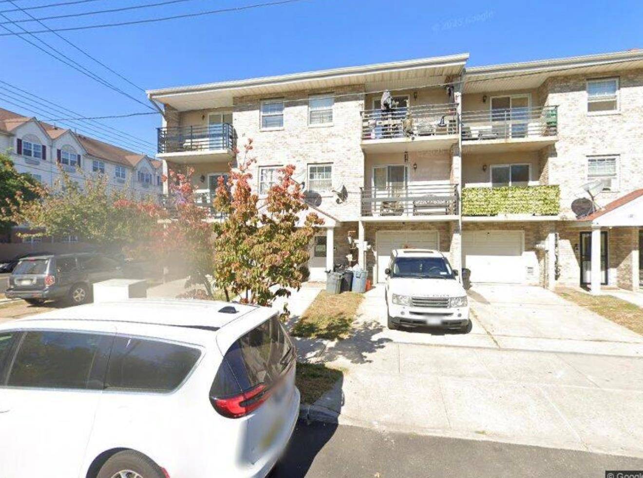 Each level offers bright, open living spaces across 2, 962 sqft, ideal for families or creative usage, in a well kept low rise just steps from transit and neighborhood amenities.