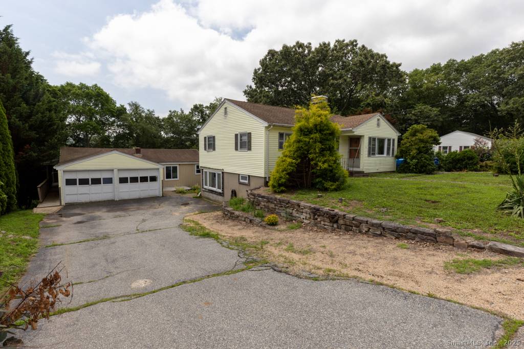 Welcome to this exceptional multigenerational family home, a wonderful opportunity that truly stands out !