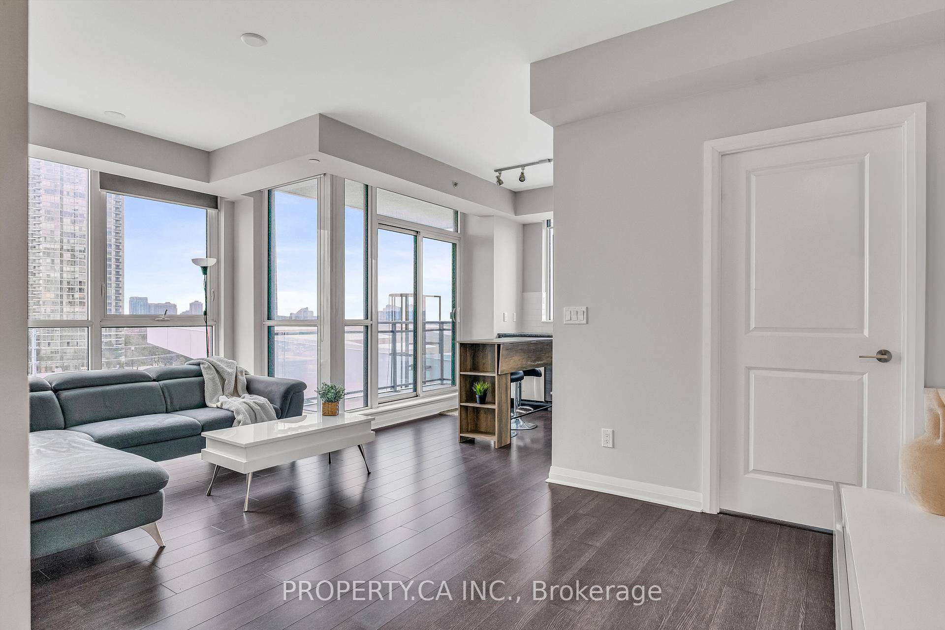 Absolutely stunning, sun filled premium corner suite in the sought after Pinnacle Uptown community in central Mississauga.