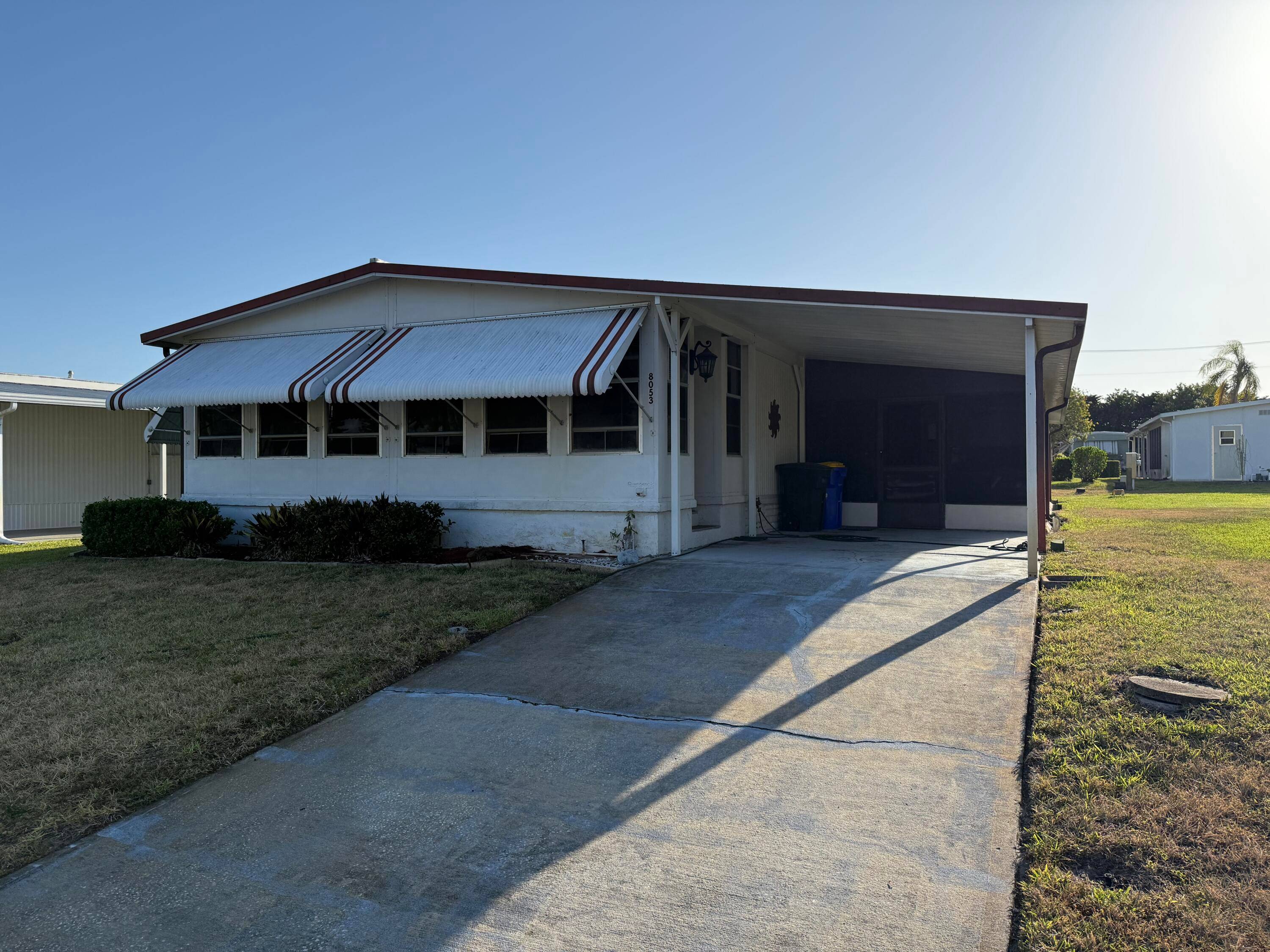 Open and spacious manufactured home in the desirable 55 and over community in Hobe Sound, close to the beaches, restaurants and golf courses !