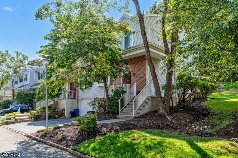 Welcome to 23 Hickory way in highly coveted Seasons Glen !