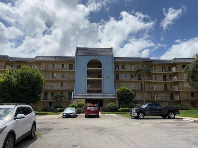 SPACIOUS AND BRIGHT 3 BEDROOM 2 BATH 4TH FLOOR PRIVATE END UNIT WITH VIEWS OF LANDSCAPING AND TENNIS COURTS OFF SCREENED BALCONY.