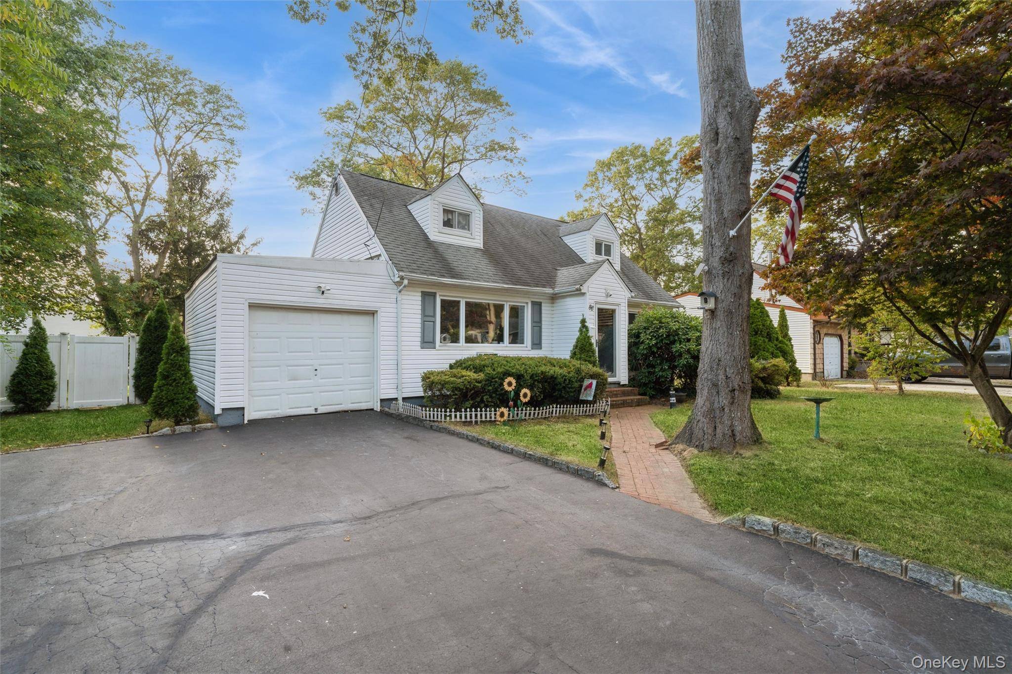 Welcome to 86 Ackerly Ln, located in the desirable Sachem School District !