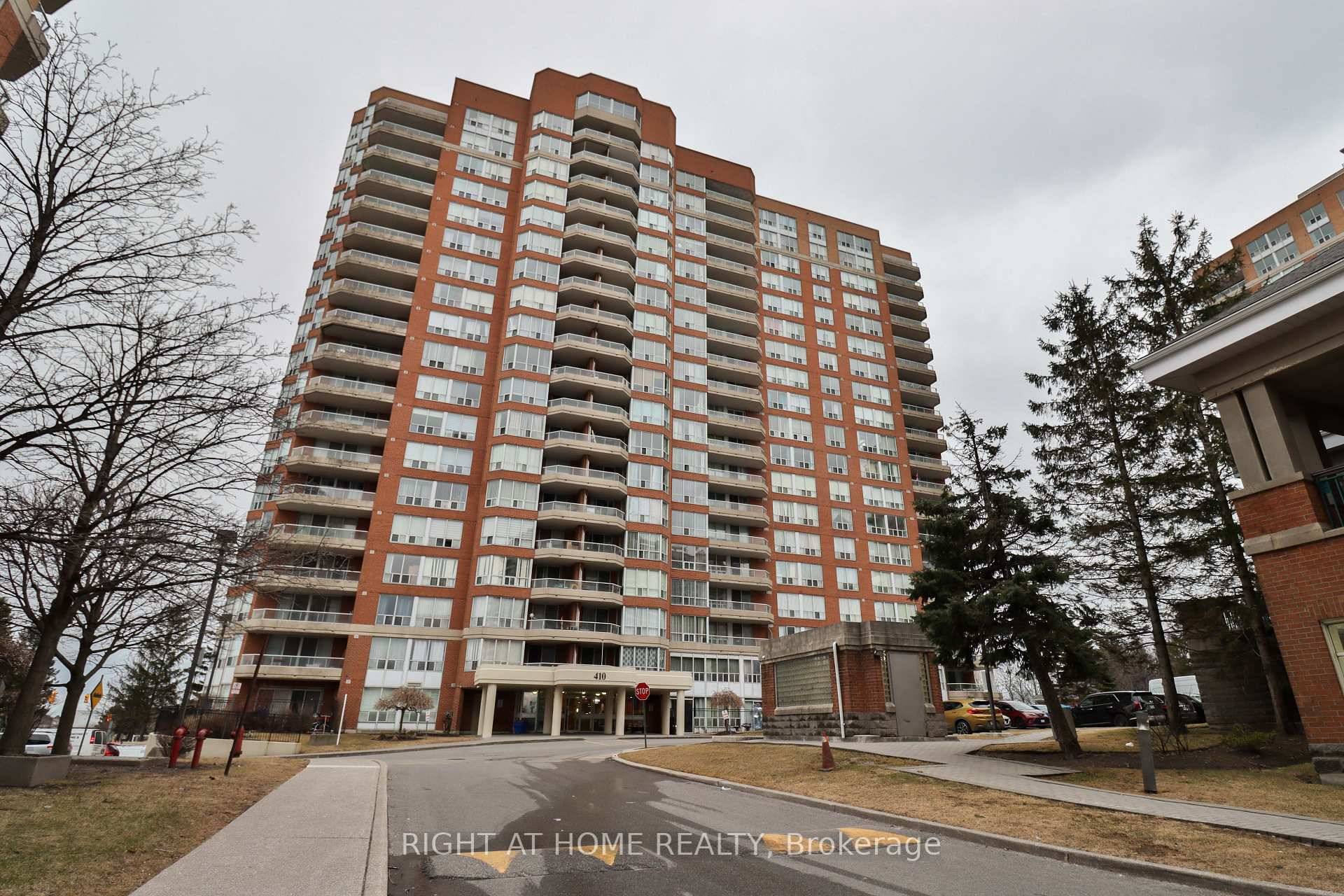 Stunning 2 Bedroom Corner Unit !