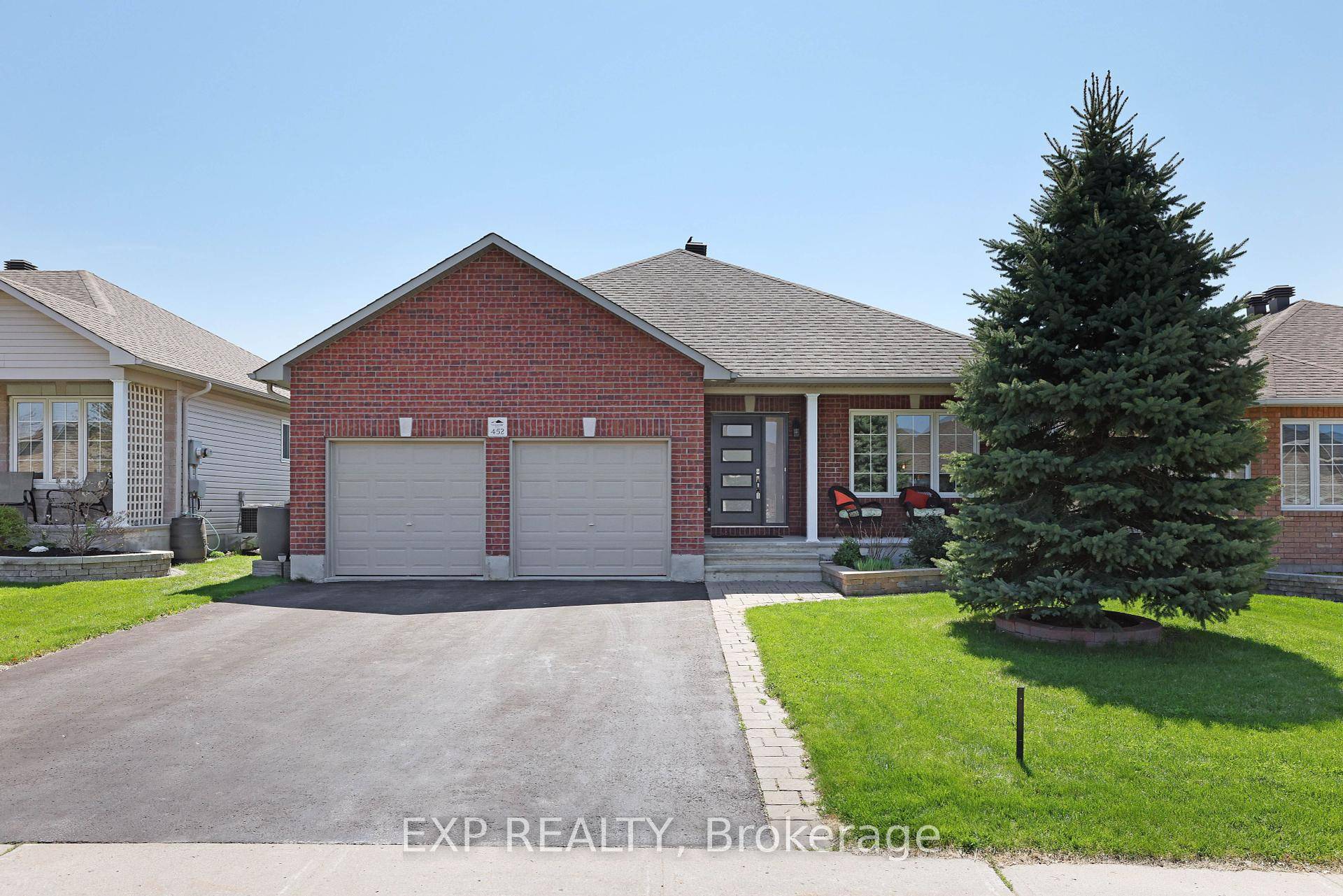 Discover the perfect blend of modern living and small town charm in this exquisite Neil Corp home, nestled in the highly sought after community of Almonte.