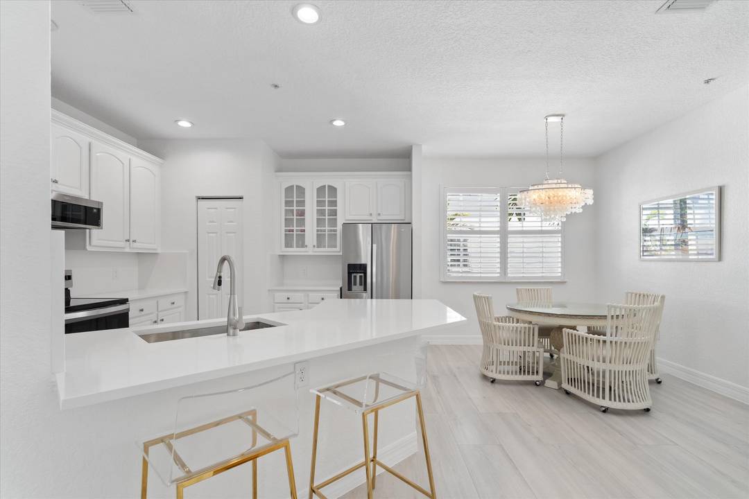 Don't miss this one ! Walk, bike, or hop on the Freebee to Delray's iconic Atlantic Avenue.