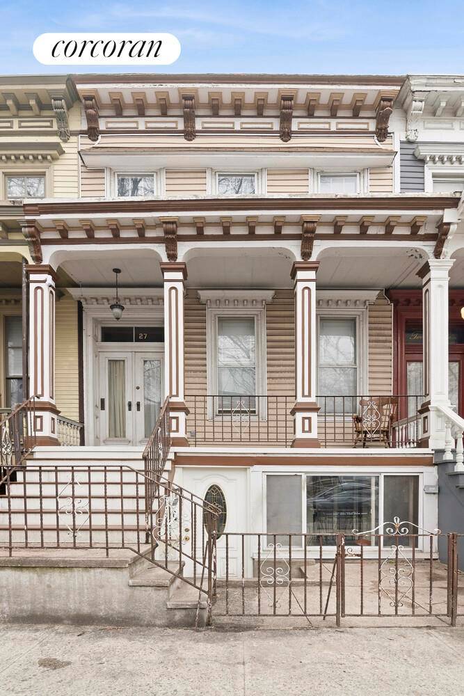 27 Webster Place is a handsome historic Italianate rowhouse set on one of Park Slope's most charming, treelined blocks.