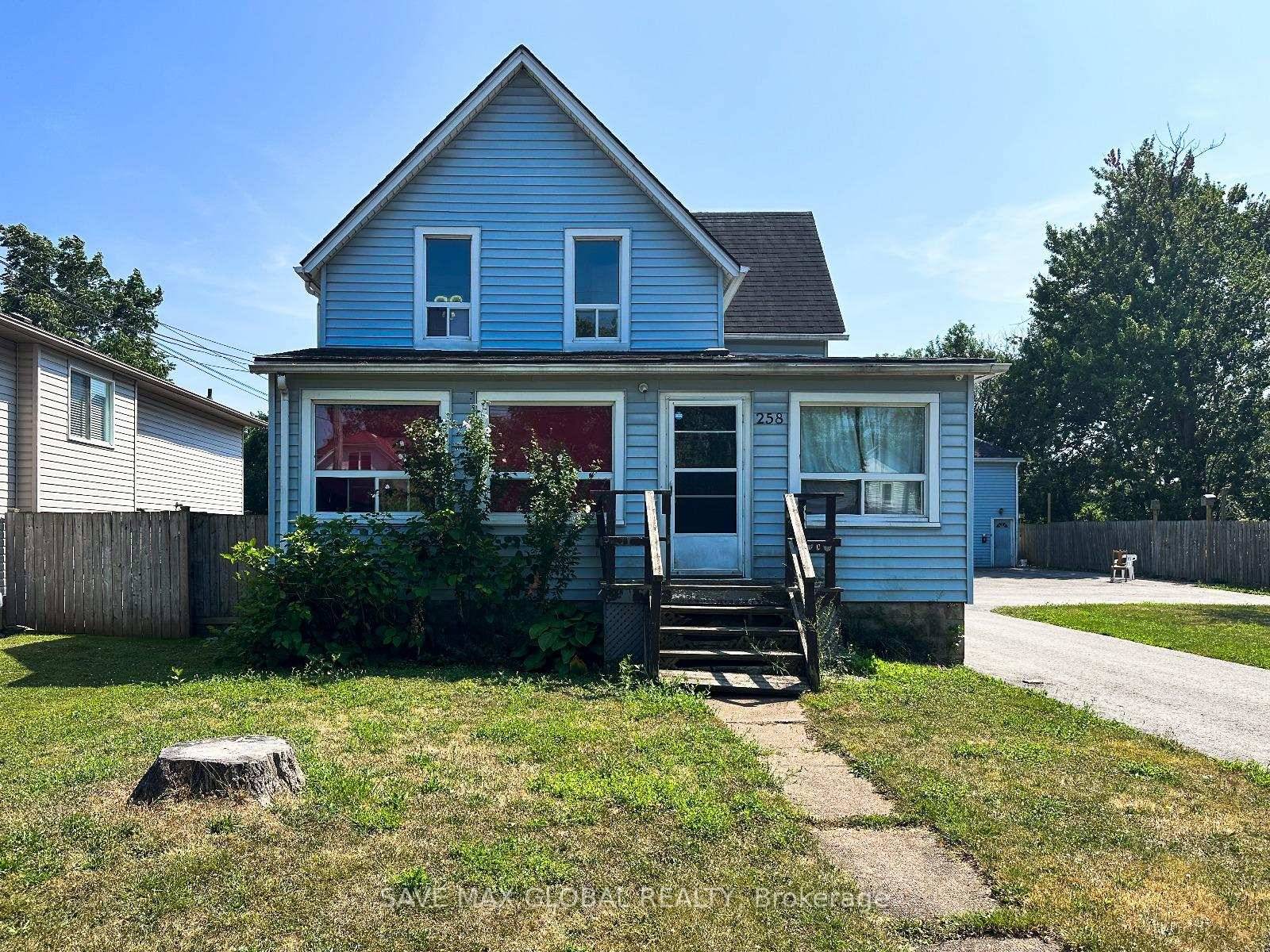 Attention Investors ! Turnkey 5 Plex on Oversized Lot with Strong Rental Income !
