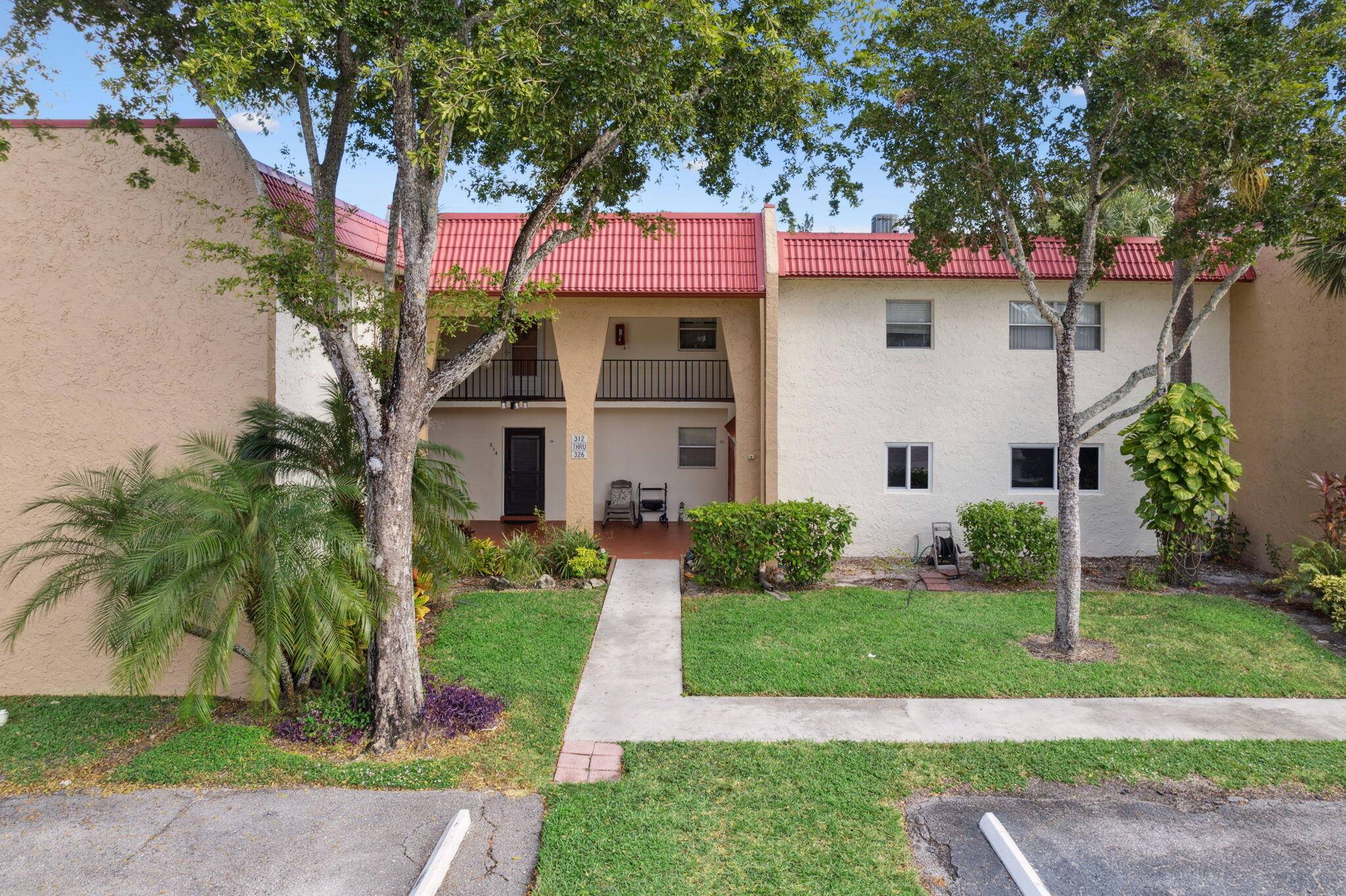 Don't miss this desirable 1st floor corner unit with stunning lake views !