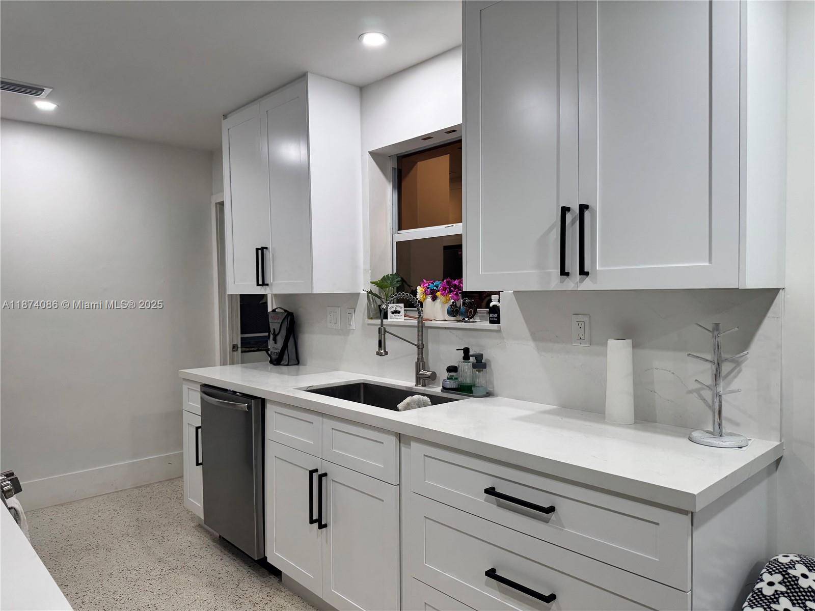 Beautifully maintained 3BR 2BA home on 6, 300 Sq Ft lot !