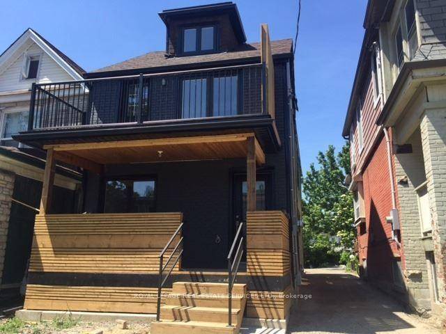 Renovated Beautiful Two Level 3 Bedroom Suite W 2 Baths, Parking amp ; Ensuite Laundry In Great Dovercourt Park Location, Location, Location Open Concept Living, Dining amp ; Kitchen W ...