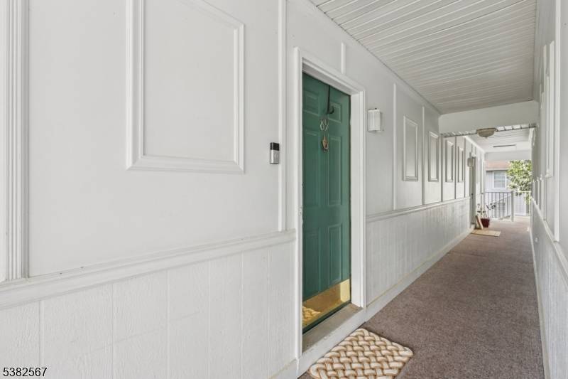 Commuter's Delight ! Welcome to modern living at its finest !