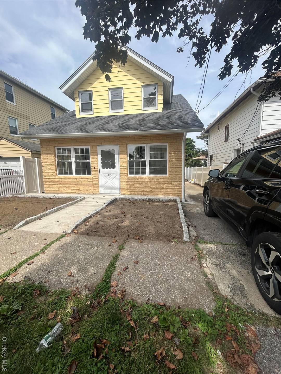 Colonial single family with 3 bedrooms 3 bathrooms and a basement with recreatiom room.