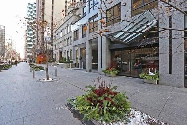 Fabulous 2 split bedrooms with 2 full baths, corner unit approximately 775SF, with brand new flooring, freshly painted throughout, brand new stainless steel appliances and new window coverings.