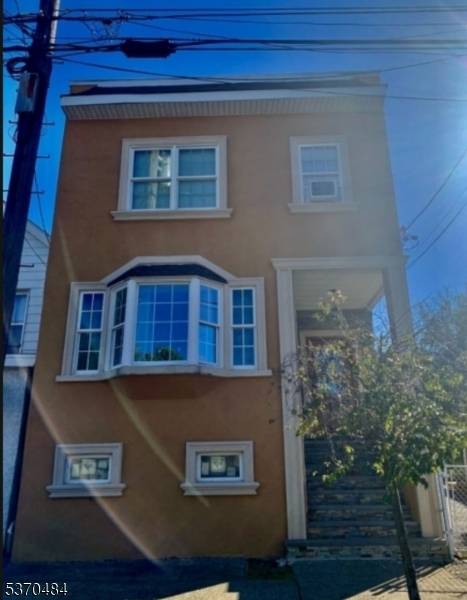 Welcome to this beautifully maintained 4 bedrooms, 2.