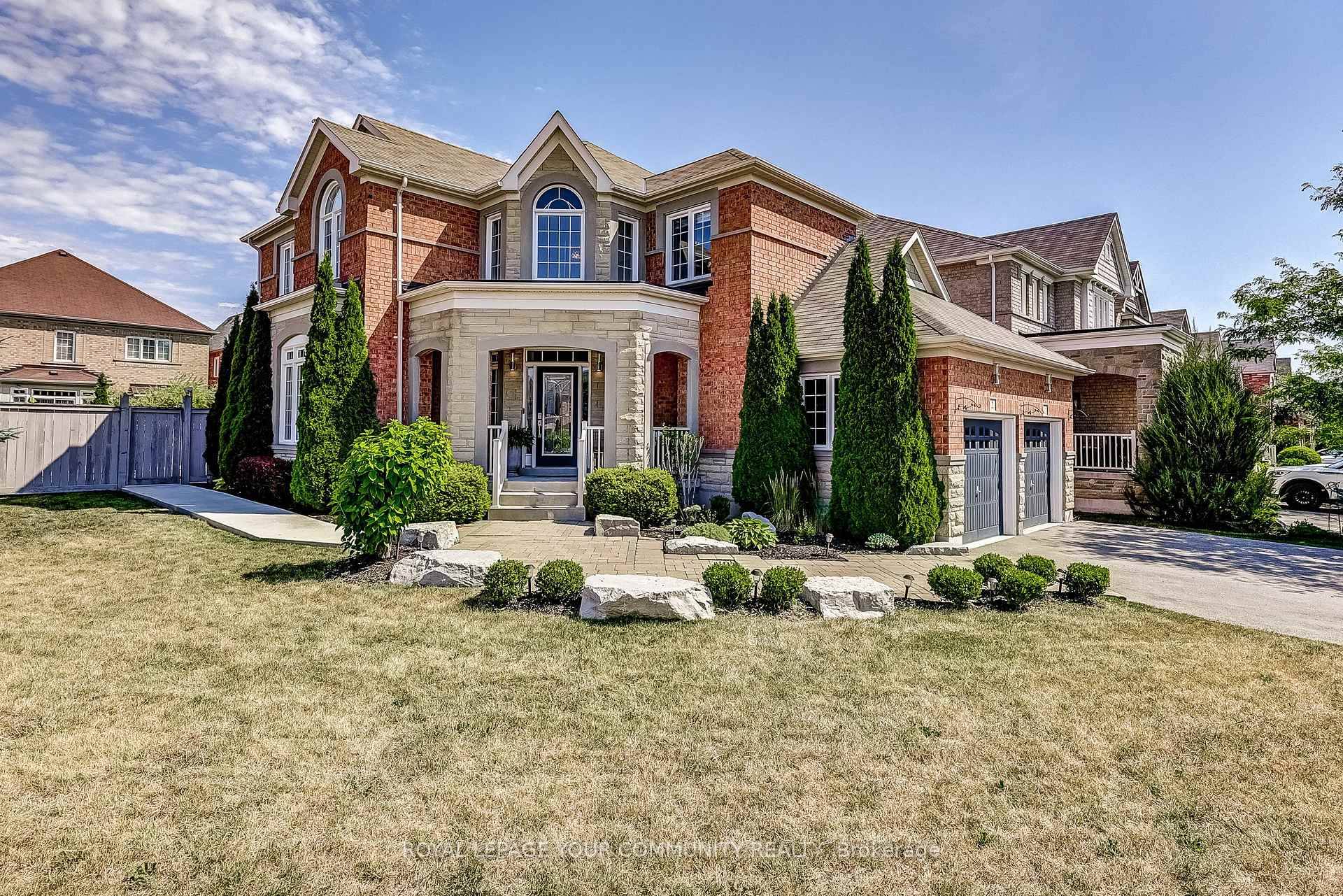 POTENTIAL ERNTAL INCOME Breathtaking detached smart home on a premium corner lot in one of Bradford's most sought after neighbourhoods.