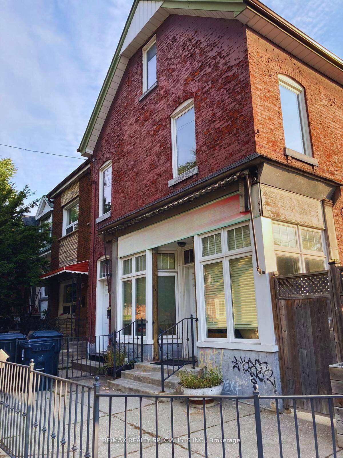 Fantastic Triplex located steps from Trinity Bellwoods Park.