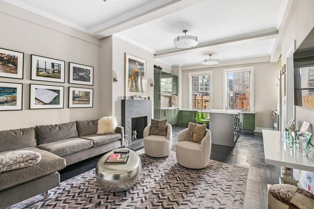 Perched on the 14th floor of the distinguished 67 Park Avenue, this sophisticated southeast facing 1 bedroom, 1 bathroom residence is the quintessential New York retreat.