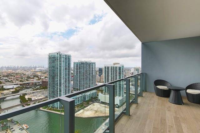 AMAZING 1BED 1. 5 APARTMENT BRICKELL CITY CENTRE WITH BIG BALCONY FACING MIAMI RIVER AND CITY SKYLINE, WITH A SPECTACULAR SUNSET EVERY AFTERNOON, ON A 35TH FLOOR.