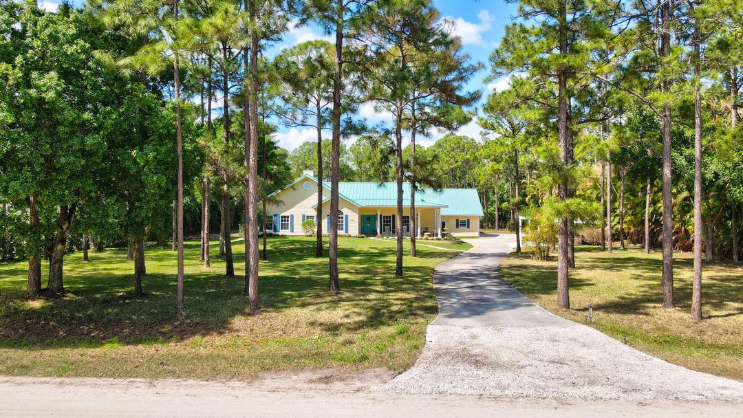 WELCOME HOME ! ! Positioned on a 1.