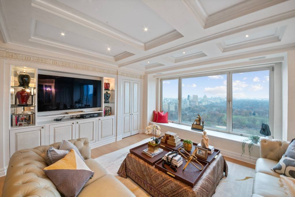 Perched high above Central Park on the 33rd floor of the JW Marriott Essex House, this two bedroom, two and a half bathroom hotel condominium residence is a unique home.