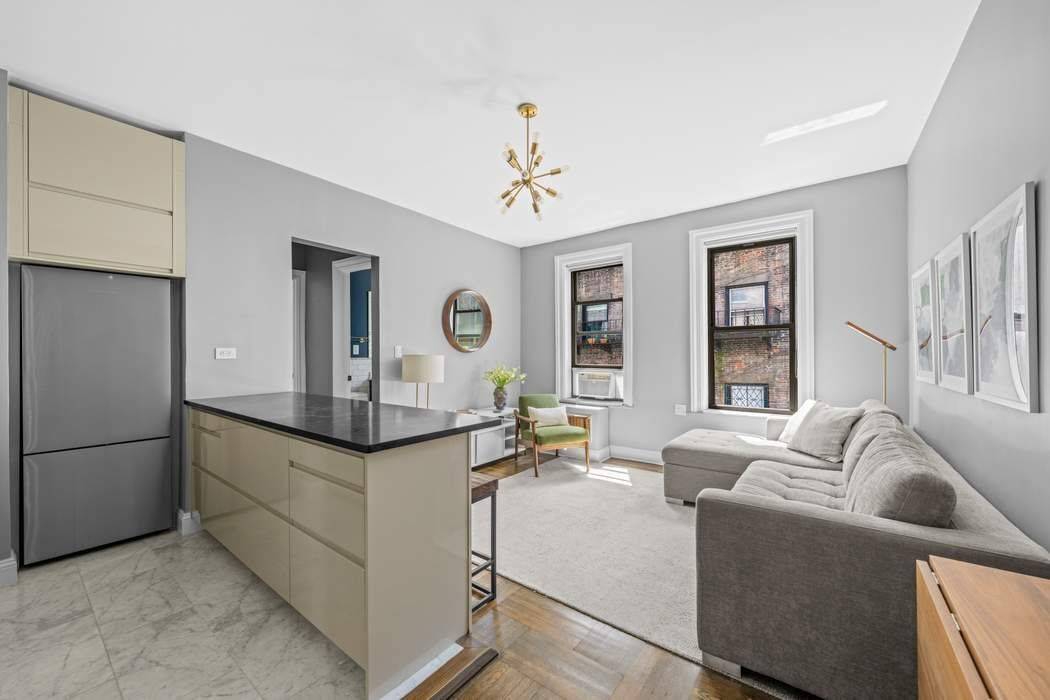 Set along one of the West Village s most beloved tree lined blocks, this one bedroom sanctuary offers a graceful blend of old world charm and refined, modern touches a ...