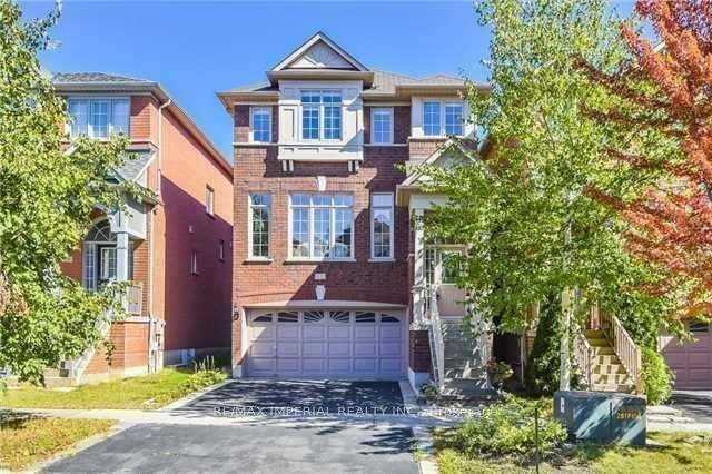 Stunning Detached Home with 9 Ft Ceilings and Double Garage in a Prime Location !