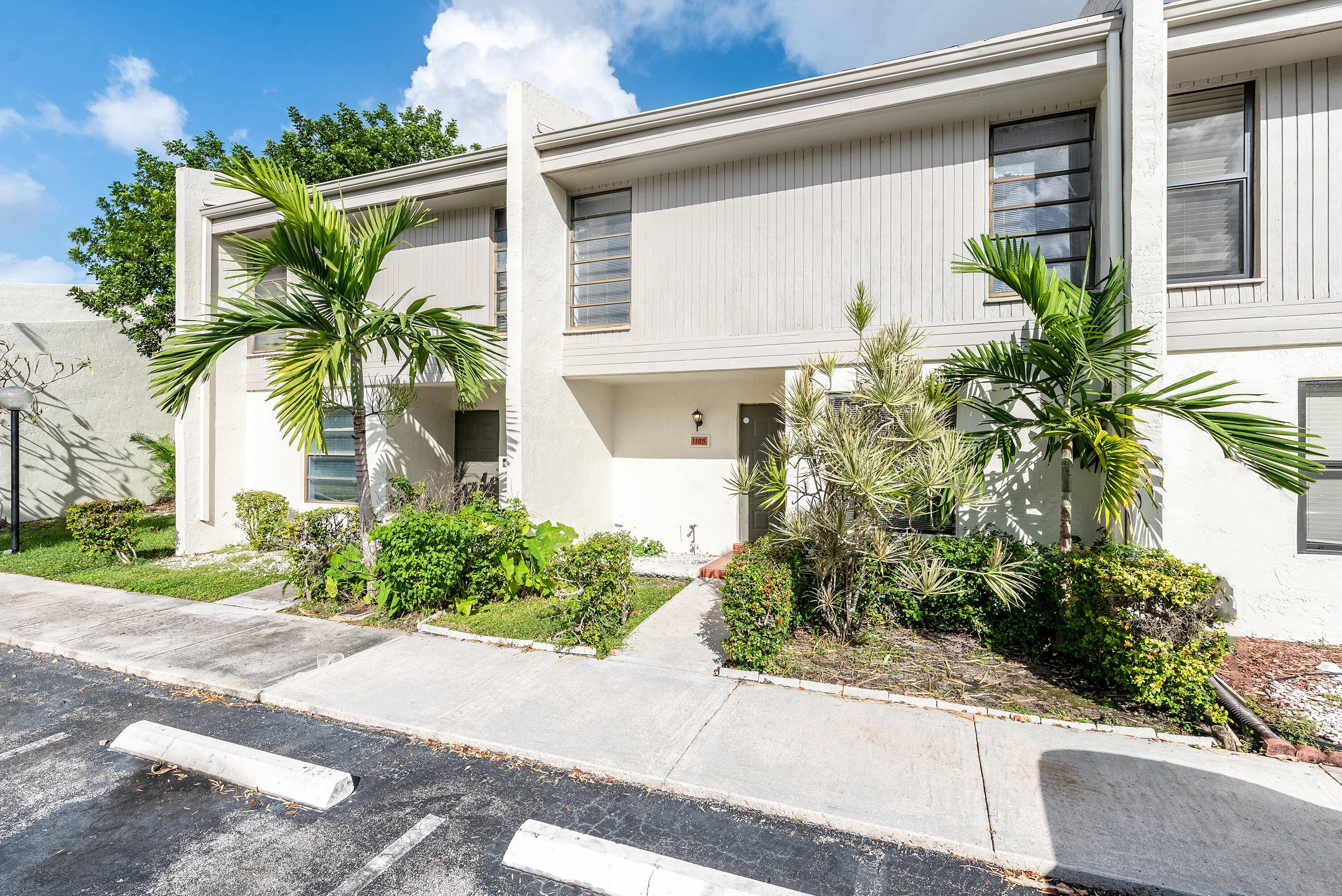 Stunning 3 bedroom, 2. 5 bath lakefront home in WestView 8 of Pembroke Pines !