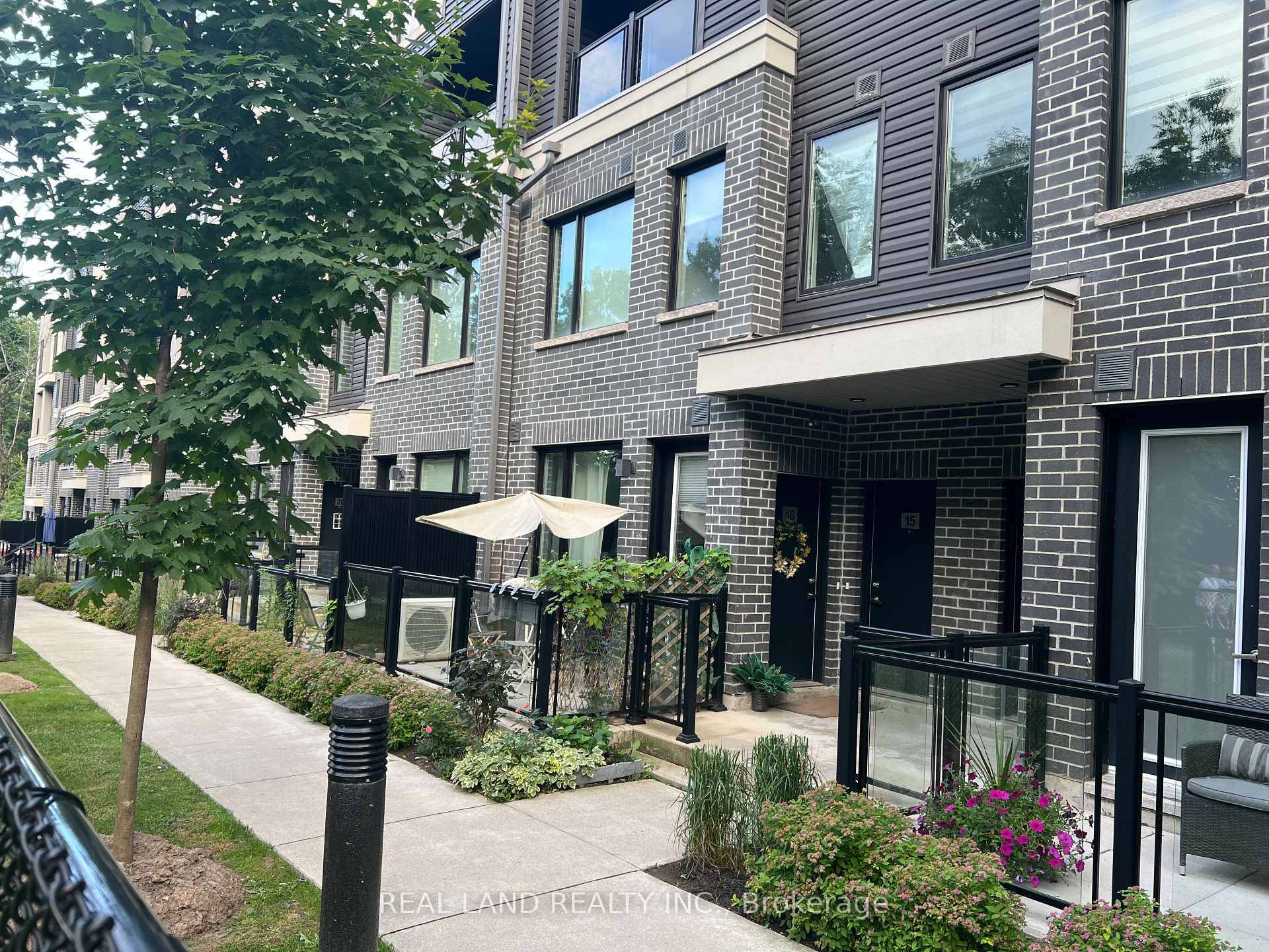 Modern 2 storey stacked townhouse in Erin Mills, Mississauga.