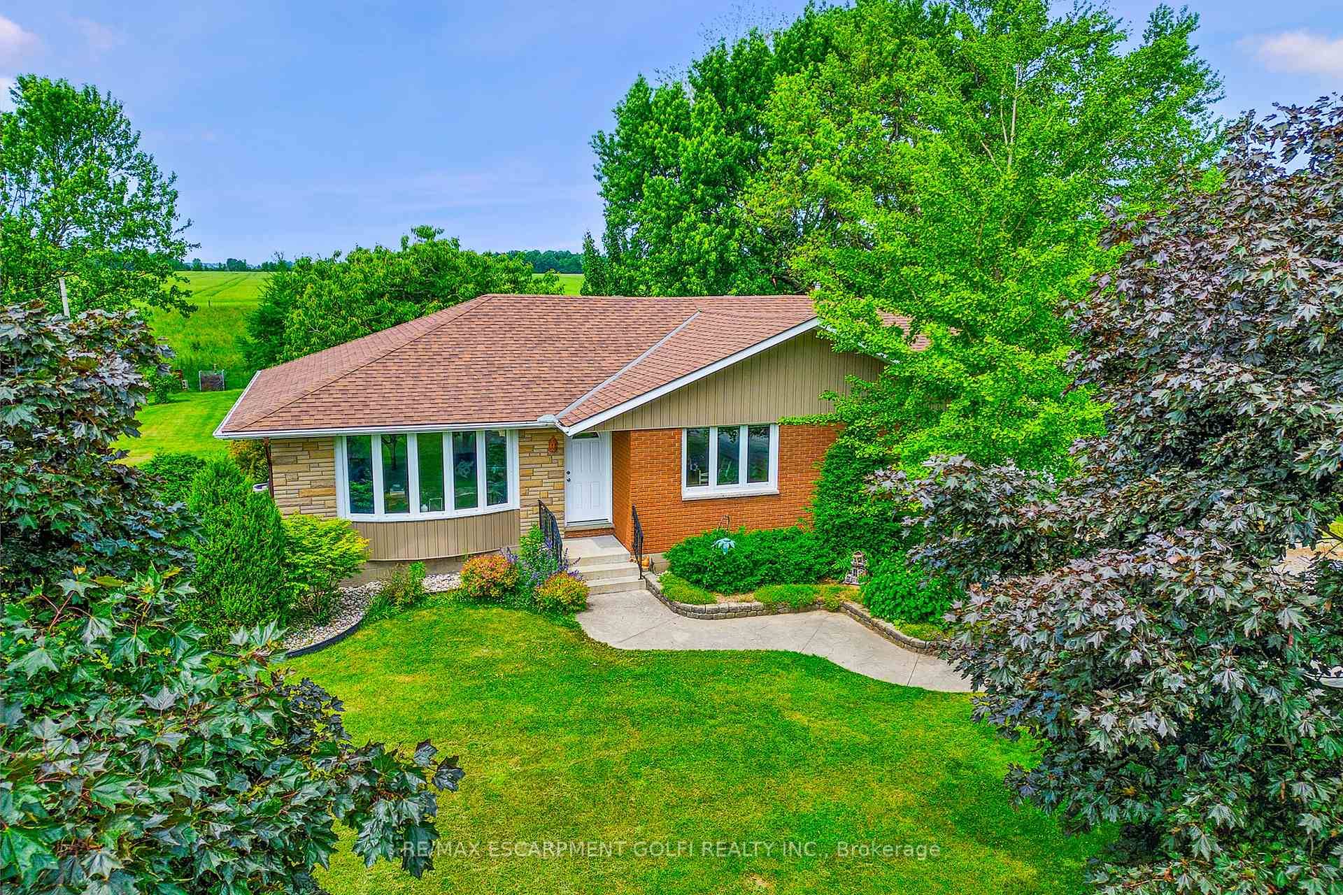 Welcome to this charming urban retreat in the heart of Jarvis !