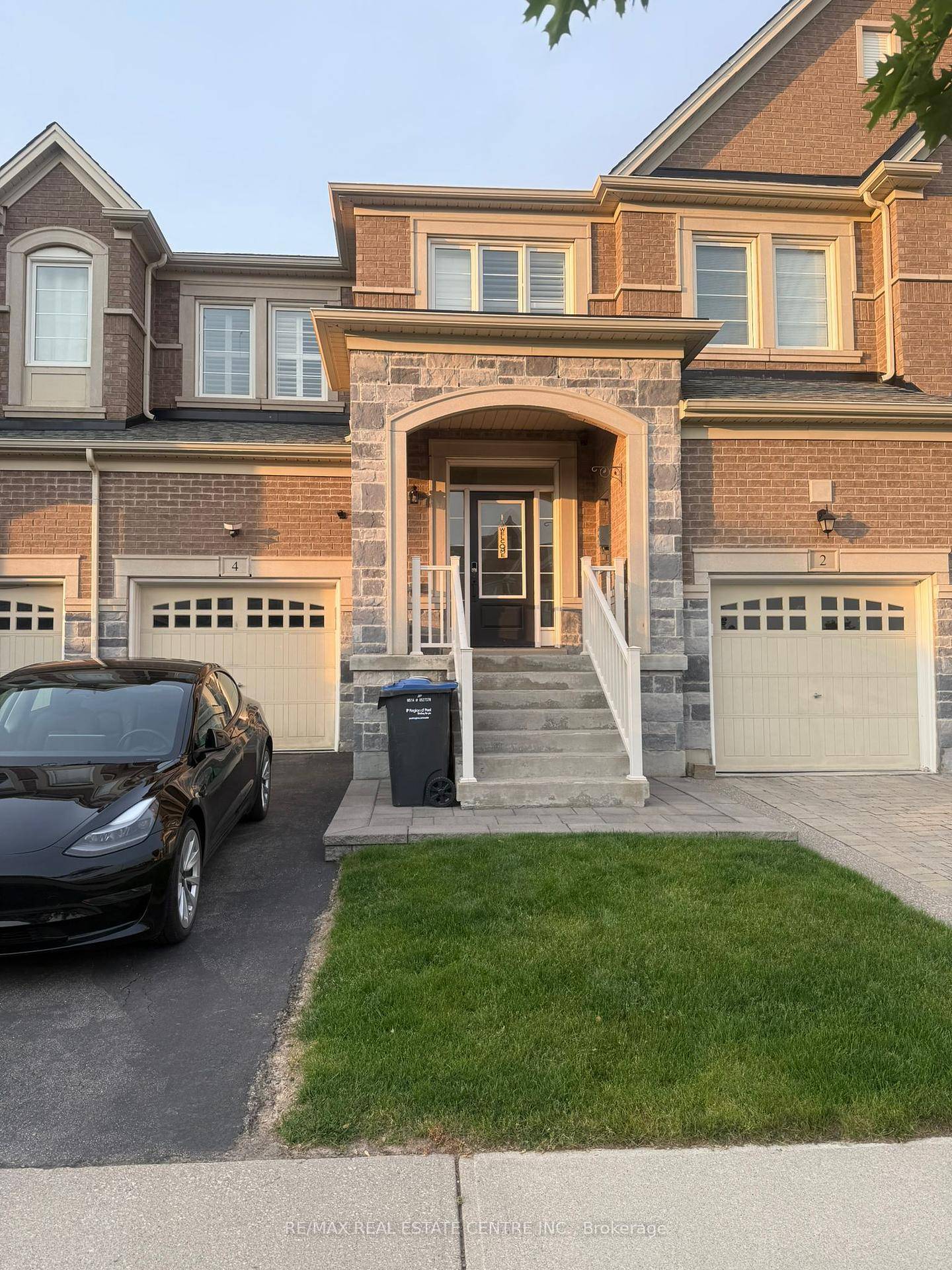 Luxury 3 Bedroom Freehold Townhouse.