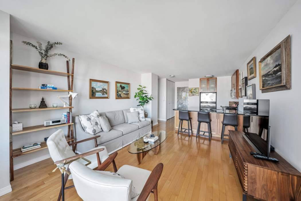 A wonderful opportunity is now available at the Stanford Condominium to acquire a high floor 1 bedroom 1 bath residence with unsurpassed sun flooded western views of Madison Square Park ...