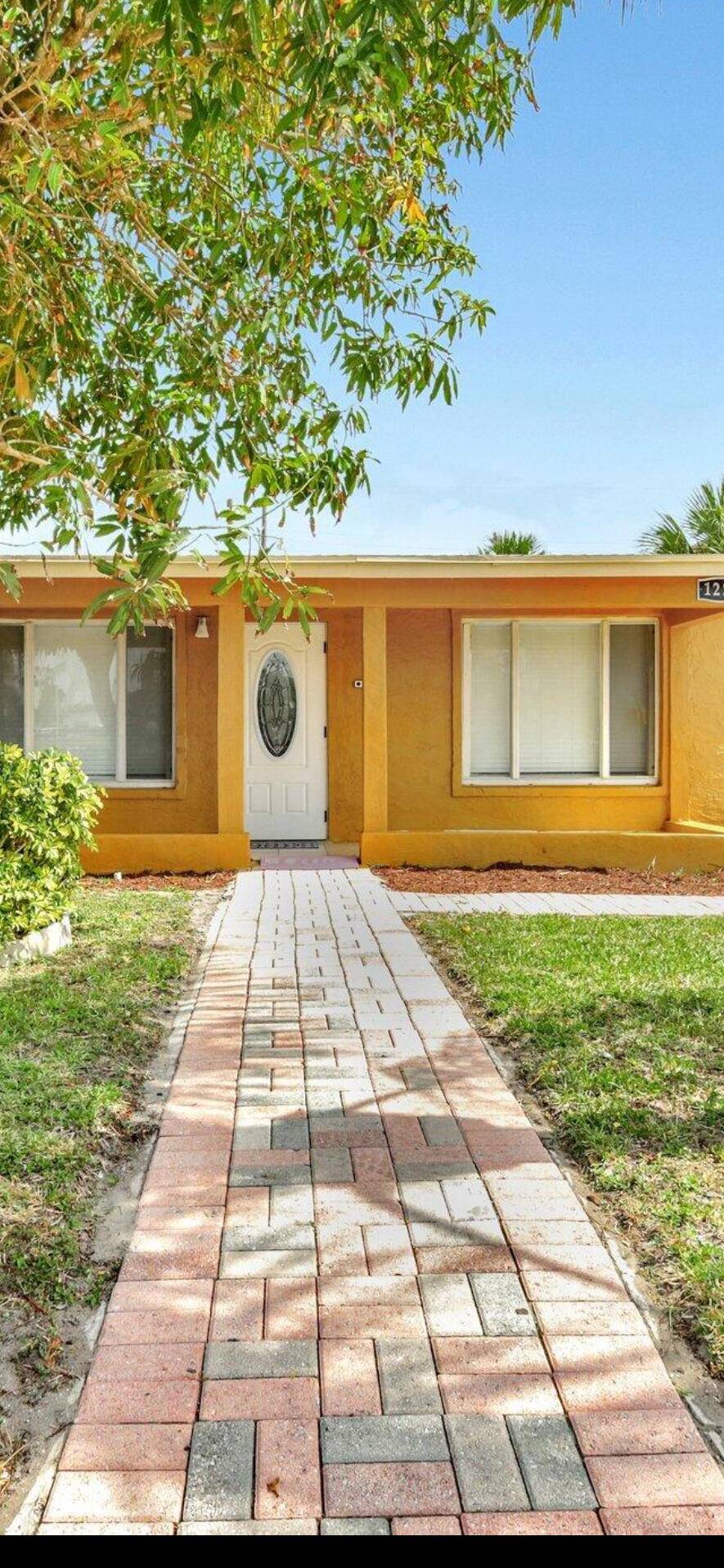 Very Nice and charming single family gem, perfect for first time buyers !