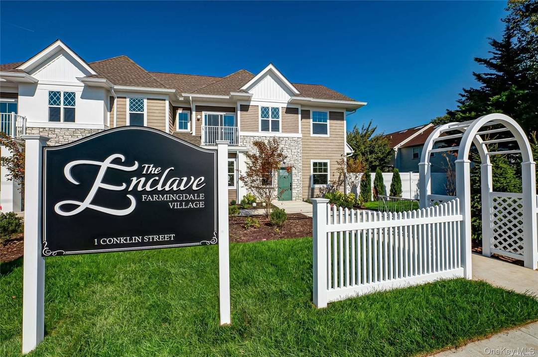 LUXURIOUS 2 BEDROOM, 2 BATH CONDO STYLE LIVING, DESIGNER KITCHEN BATHROOMS, WASHER DRYER, PATIO OR BALCONY, 2 PVT PARKING SPOTS PER CONDO UNIT, DOG PARK PVT, PET FRIENDLY, PUBLIC TRANSPORTATION, ...