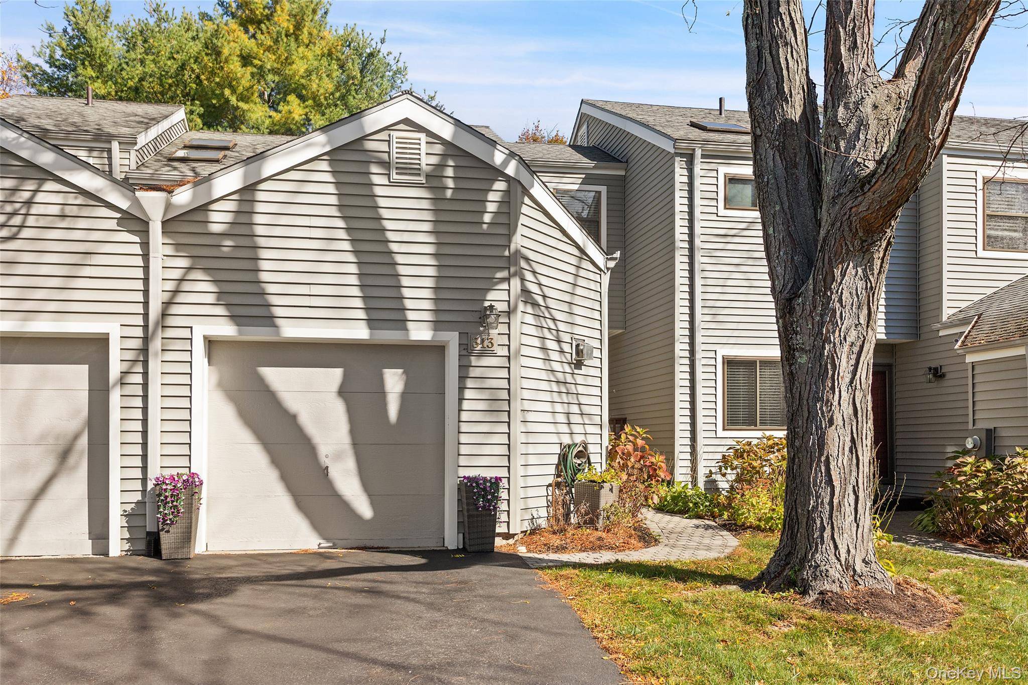 Beautifully Updated Townhouse Style Condo with Garage amp ; Great Amenities !
