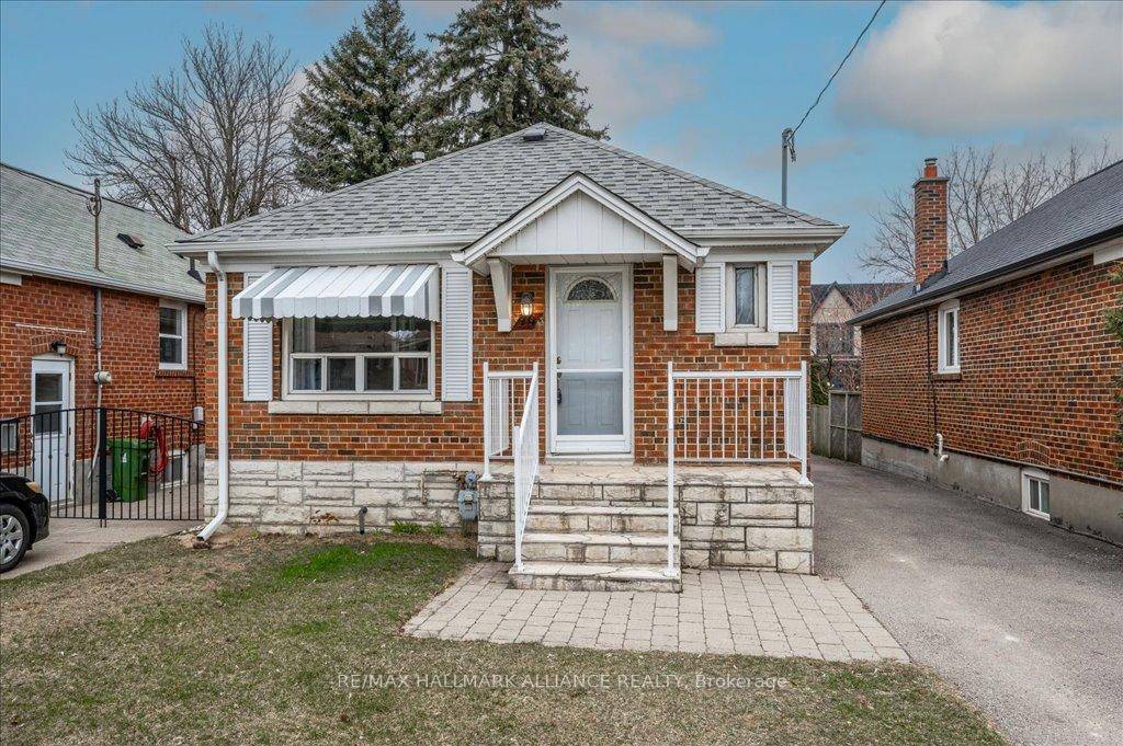 Welcome home ! This delightful detached home features 2 spacious bedrooms and 2 bathrooms, perfect for first time home buyers, growing families, down sizers and investors.