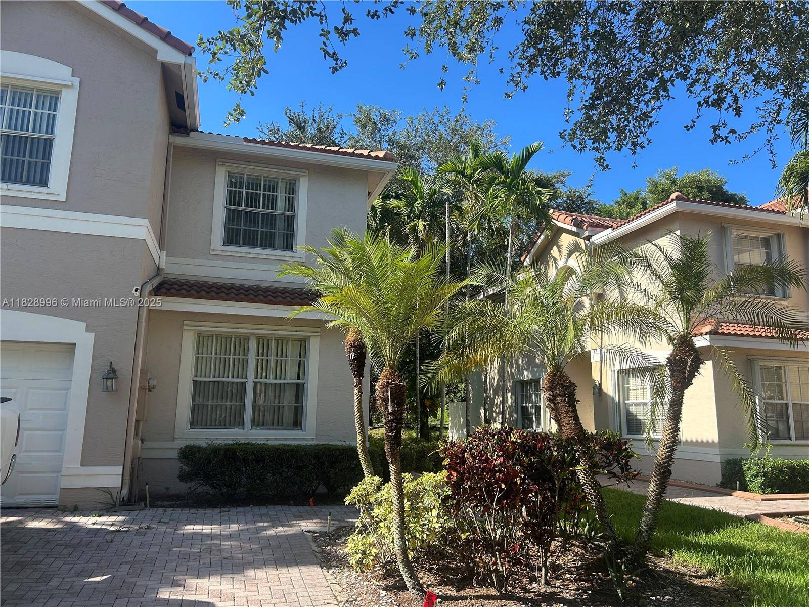 FIRST TIME HOME BUYERS OR INVESTOR 3 Bedroom Den 3 Bathroom Townhome in Silver Falls, Miramar.