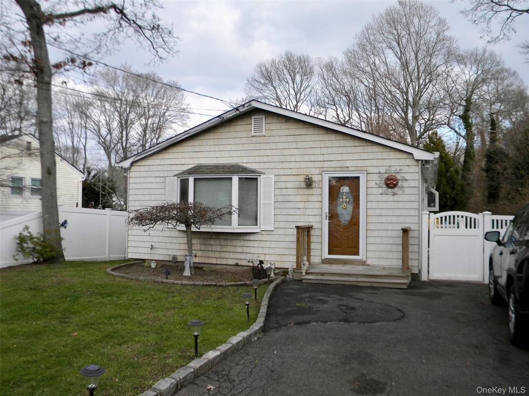 Welcome to this meticulously well maintained in line Ranch.