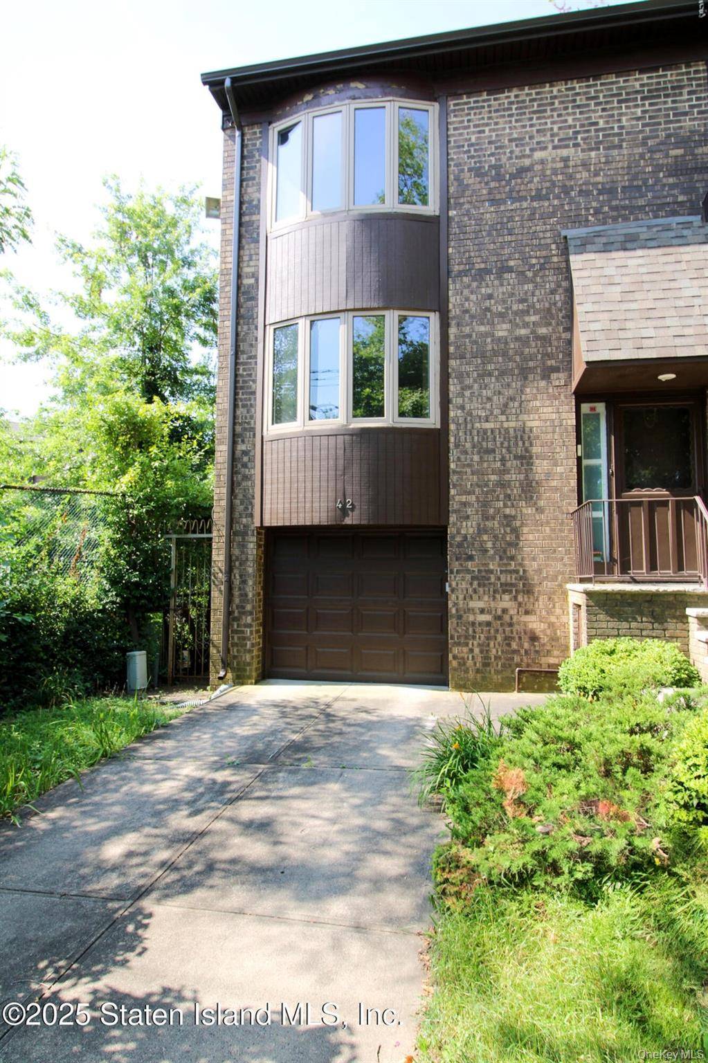 Newly listed. Beautiful, well maintained 3 bedroom condo just on the market in a prime Staten Island area.