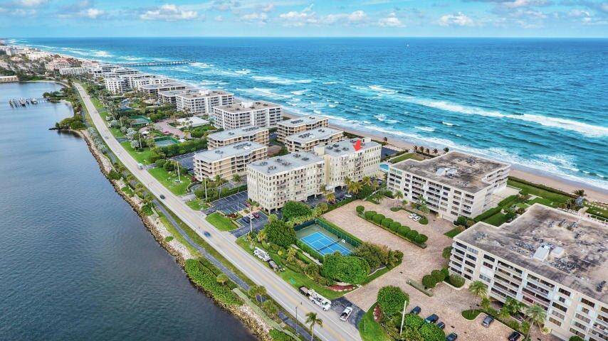 Wonderful Penthouse unit with lovely ocean and lake view, including sunrises and sunsets !