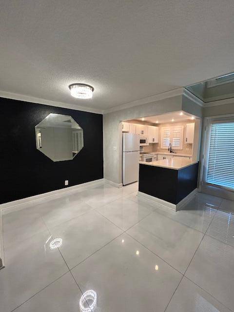 Welcome to easy living in this renovated 1 bedroom, 1.