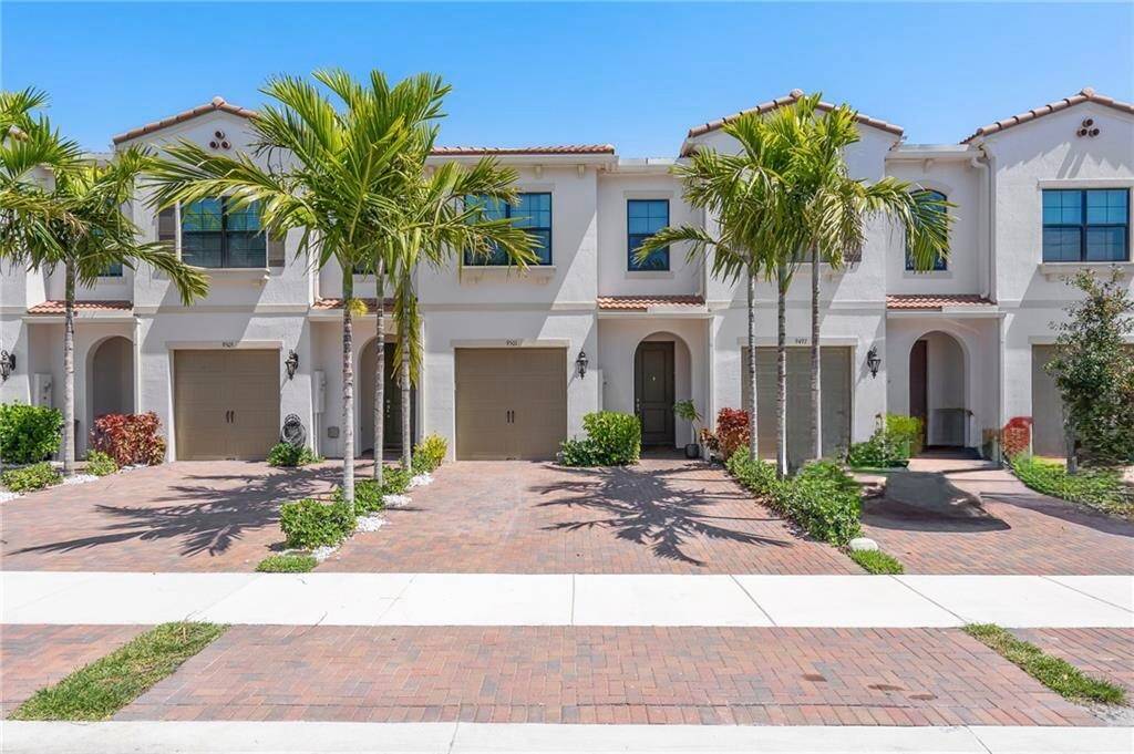 Modern townhouse located in the desirable gated community of Enclave in Boca Raton.