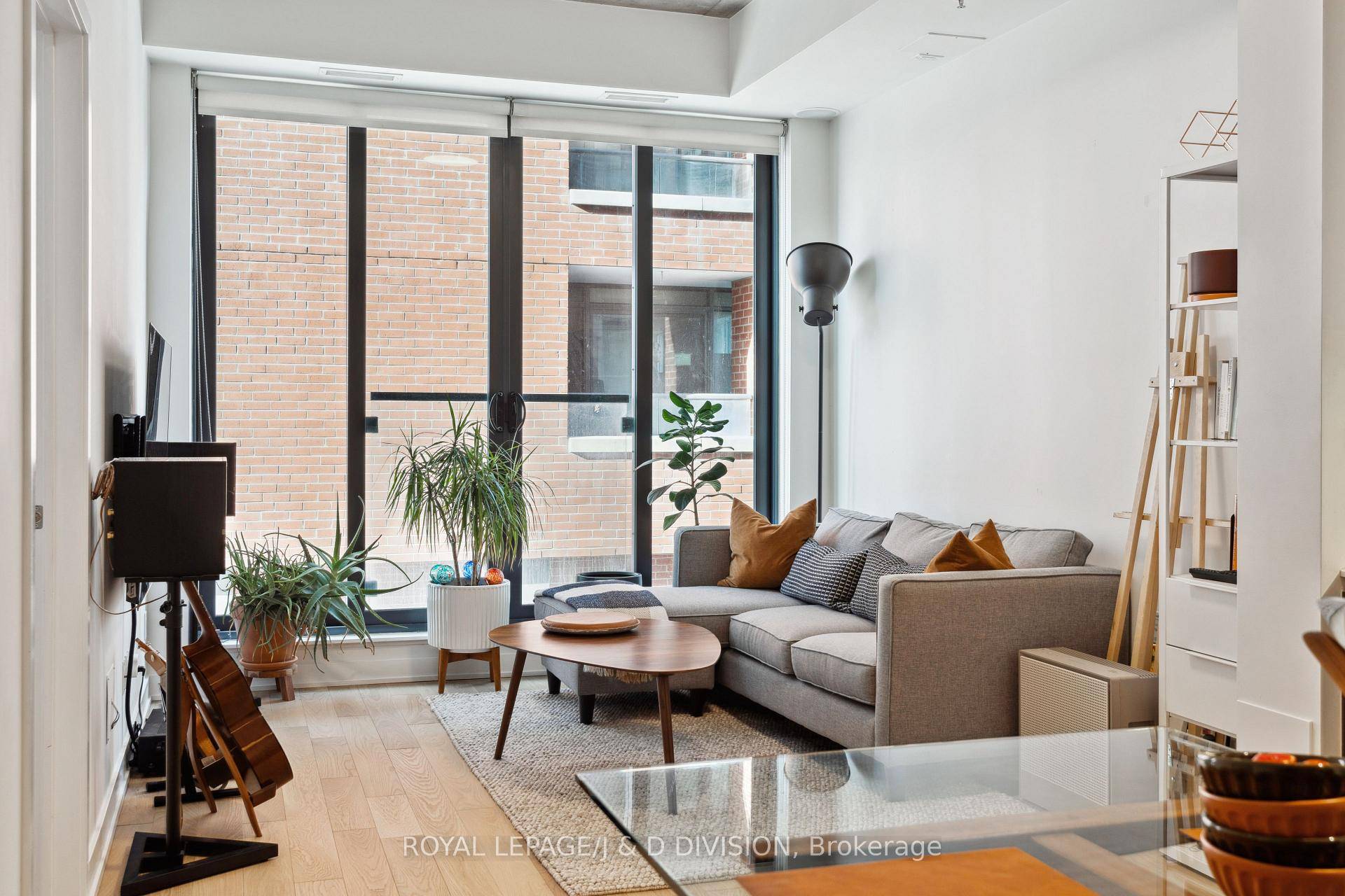 Welcome home ! This exquisite 2 bedroom, 2 bathroom suite spans 740 square feet and boasts soaring 10' ceilings.