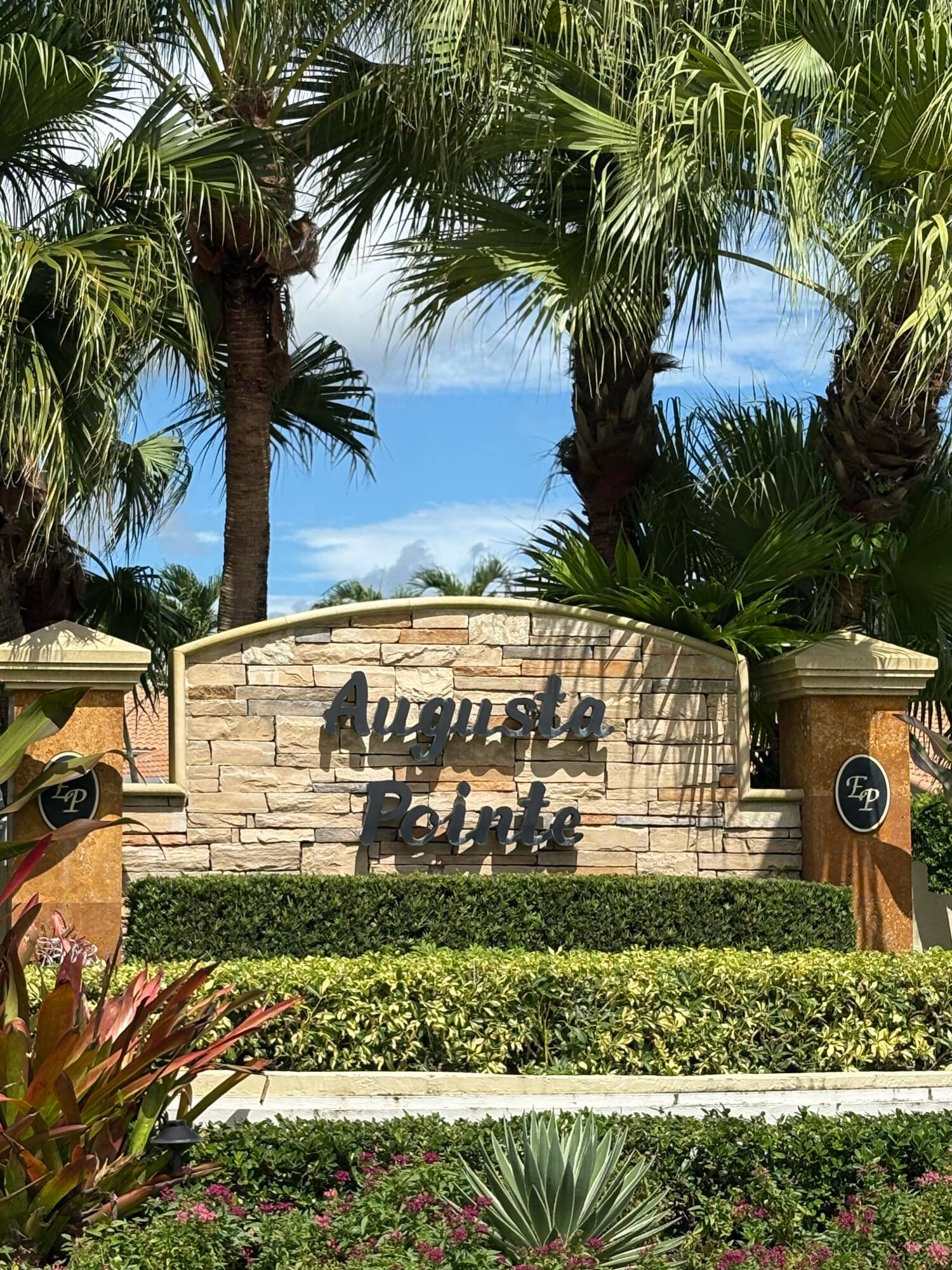 ....................... FULL GOLF MEMBERSHIPLARGE SINGLE FAMILY HOME ON THE WATER WITH PRIVATE POOL IN A GATED COMMUNITY.
